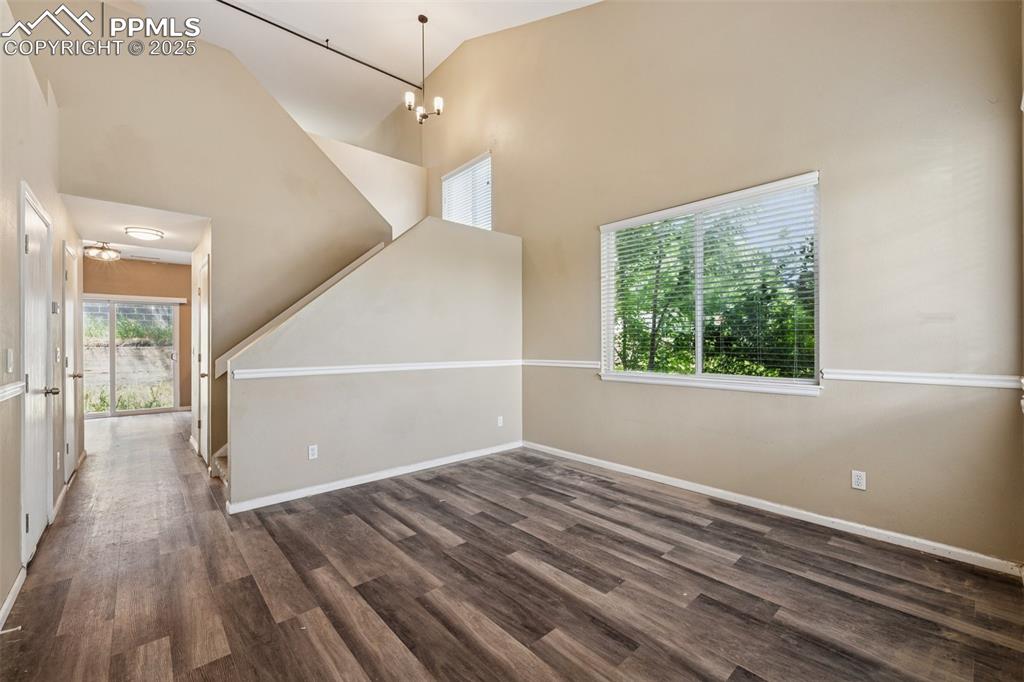 Image 5 of 21: Living Room