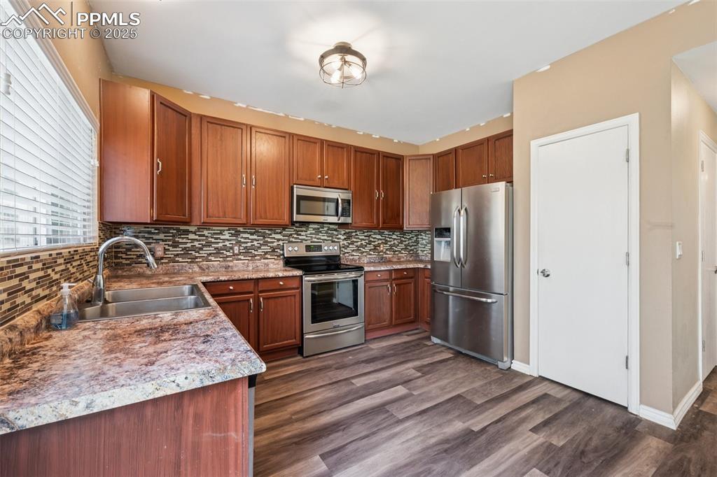 Image 7 of 21: Kitchen