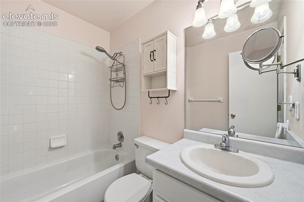 Image 20 of 21: Bathroom