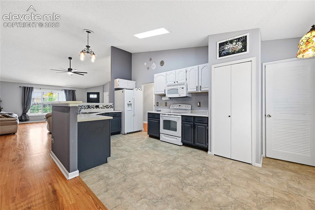 Image 6 of 21: Kitchen