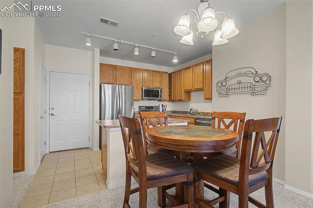 Image 15 of 44: Dining Area