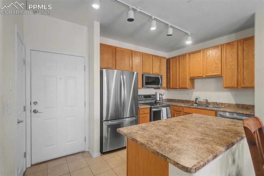 Image 16 of 44: Kitchen