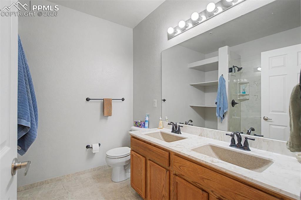 Image 34 of 44: Bathroom