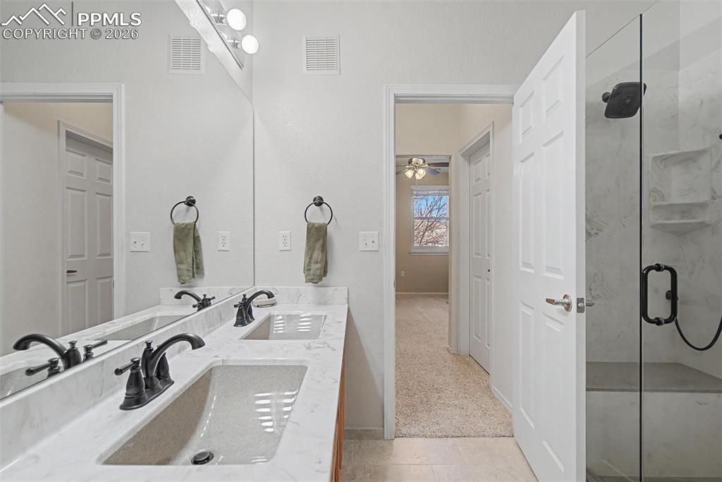 Image 37 of 44: Bathroom