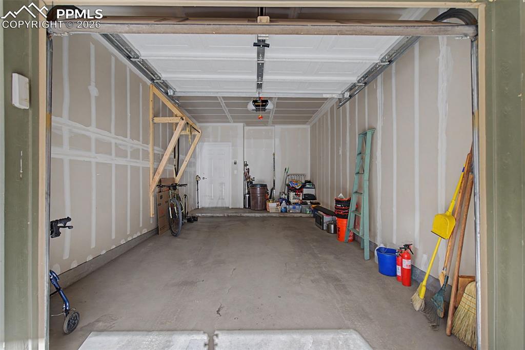 Image 40 of 44: Garage