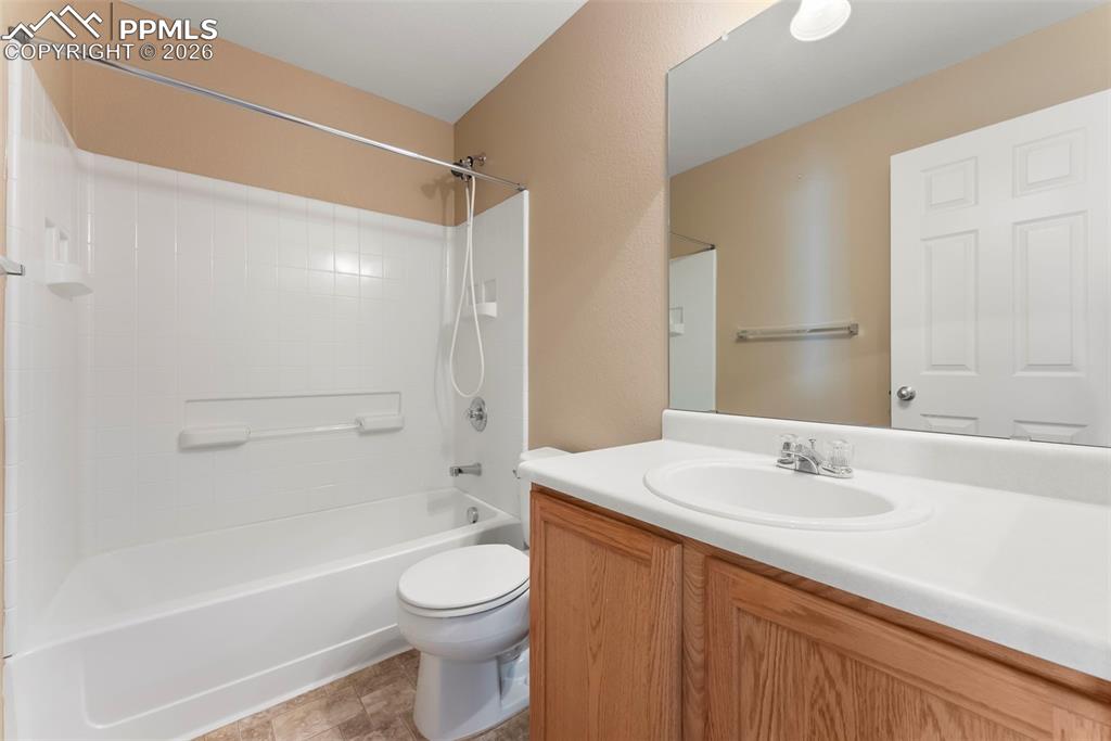 Image 18 of 29: Bathroom