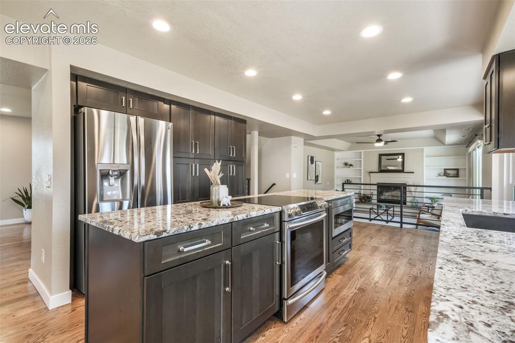 Image 10 of 50: Kitchen