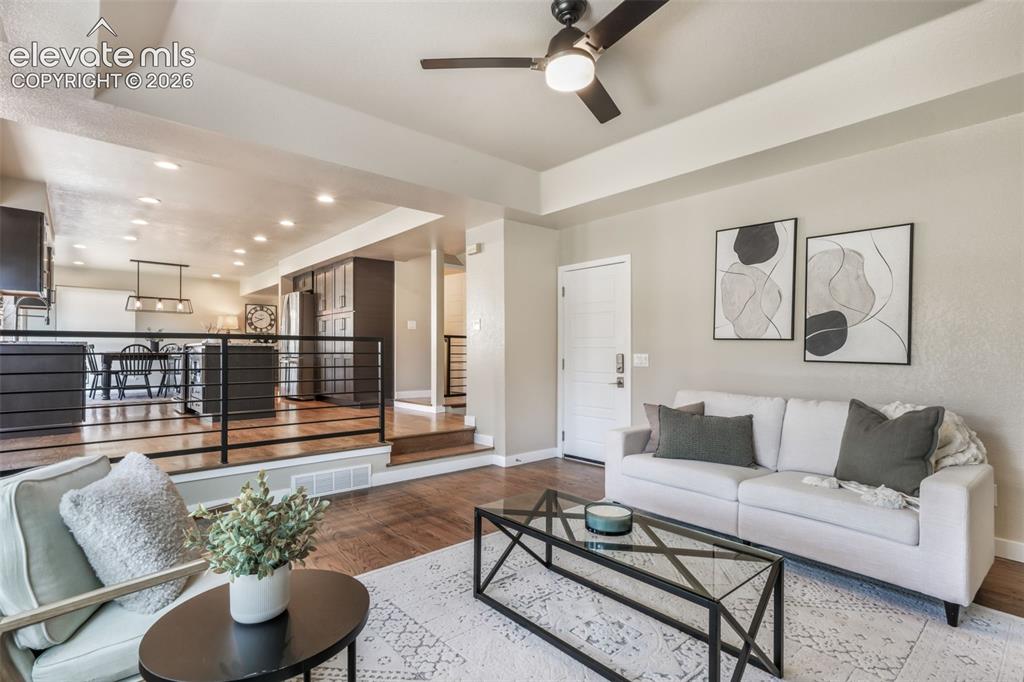 Image 19 of 50: Living Room