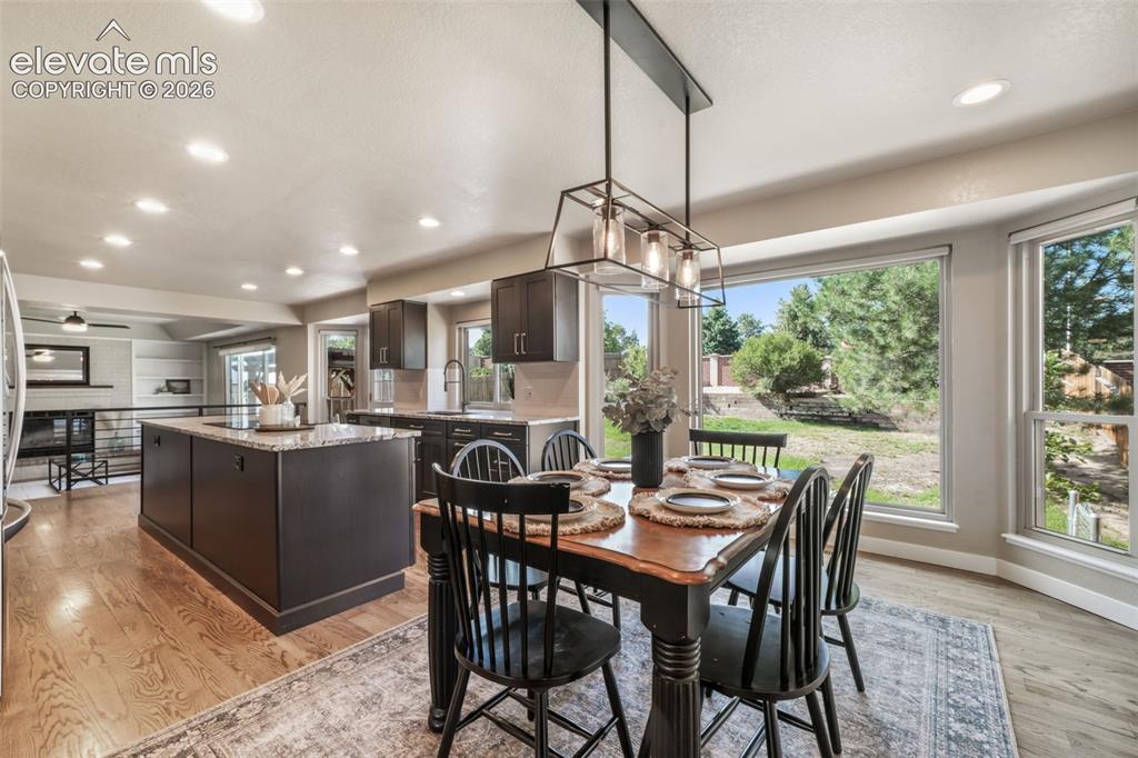 Image 7 of 50: Dining Area