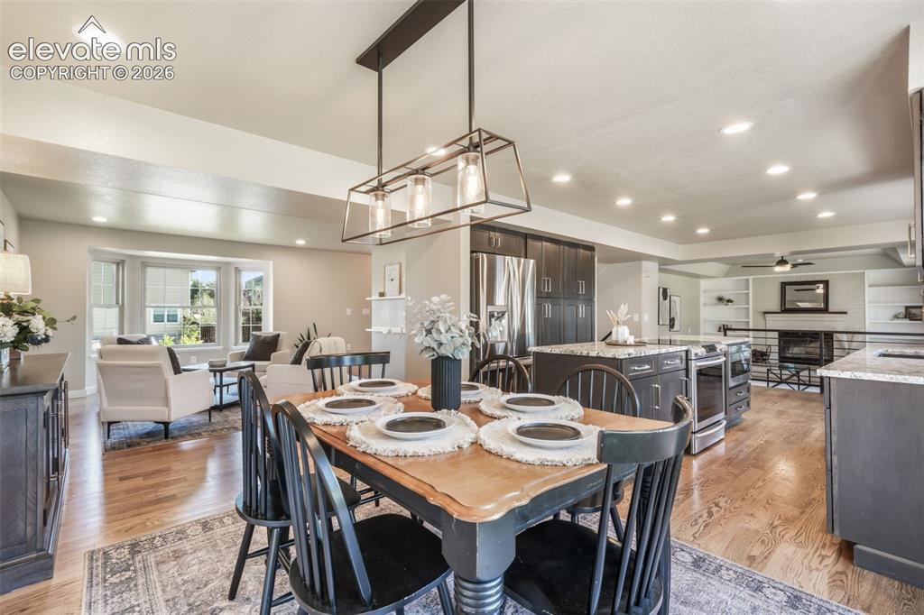 Image 8 of 50: Dining Area