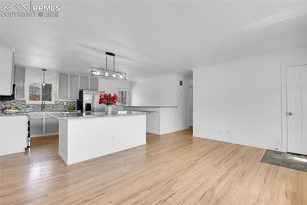 Image 10 of 30: Kitchen