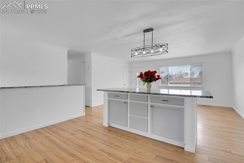 Image 11 of 30: Kitchen