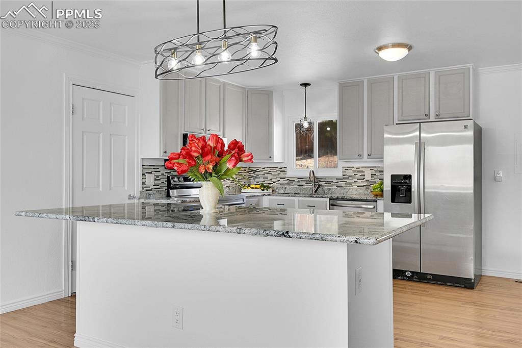 Image 5 of 30: Spacious open kitchen
