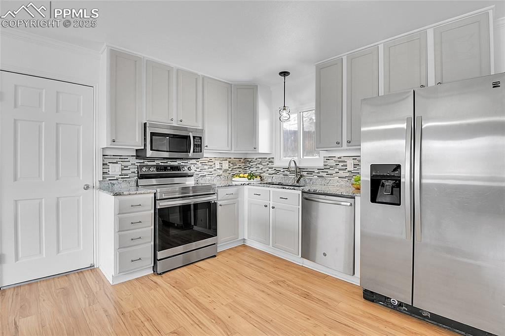 Image 6 of 30: Kitchen