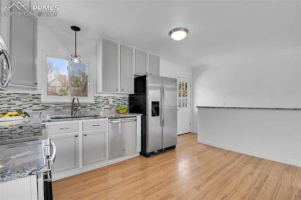 Image 7 of 30: Kitchen