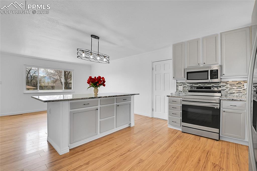 Image 8 of 30: Kitchen