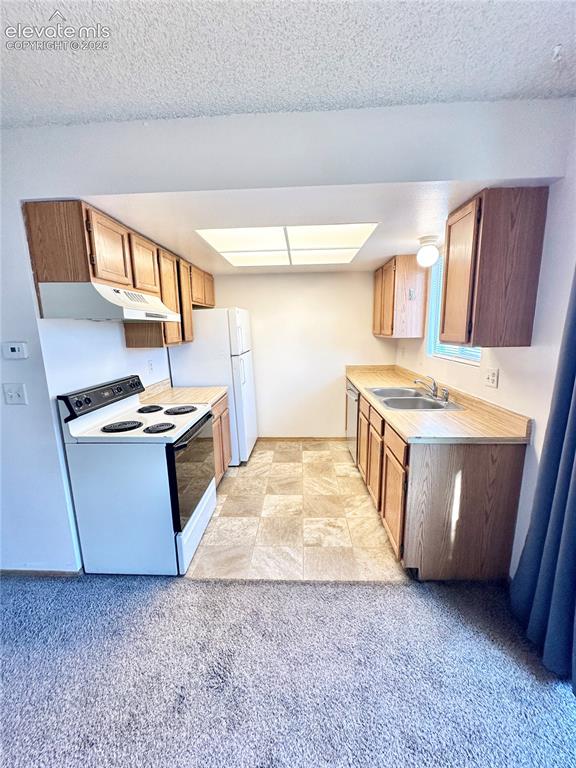 Image 2 of 11: Kitchen