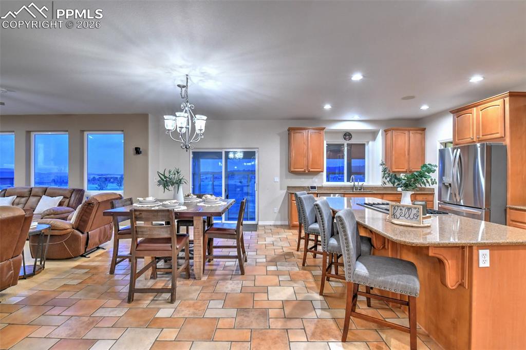 Image 4 of 8: Dining Area