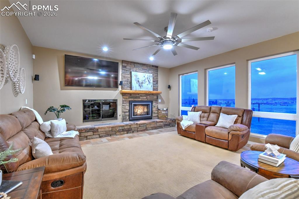 Image 6 of 8: Living Room