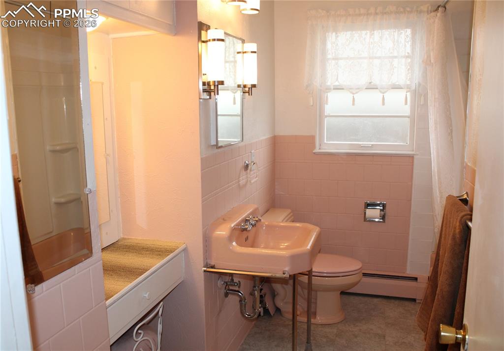 Image 15 of 24: Tub/shower combo