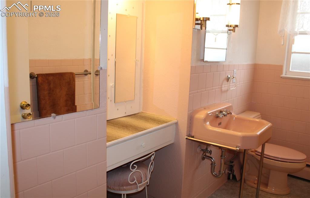 Image 16 of 24: Bathroom