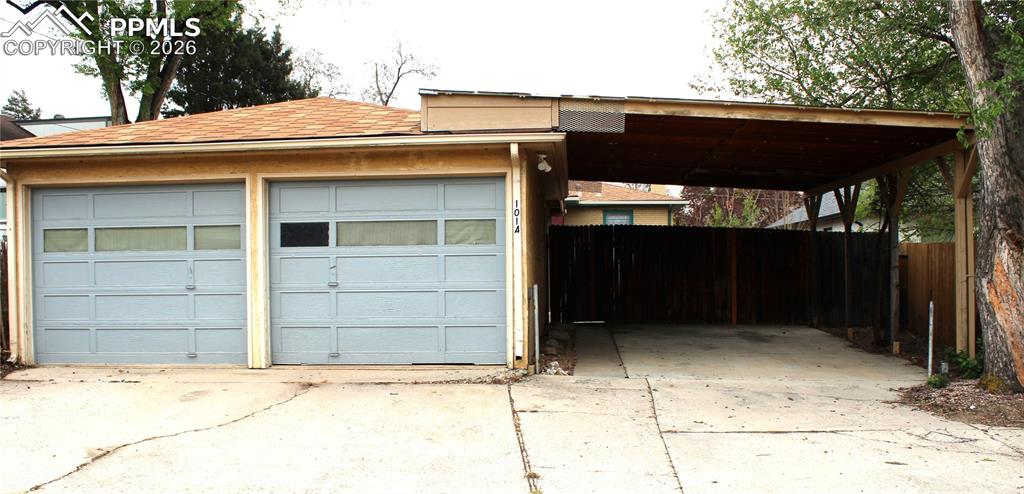 Image 22 of 24: Garage