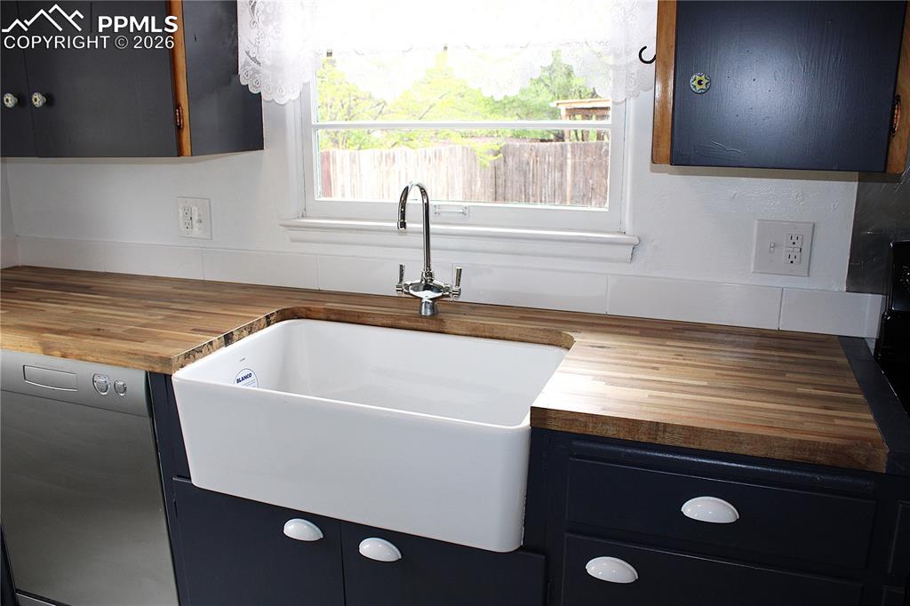 Image 4 of 24: New sink