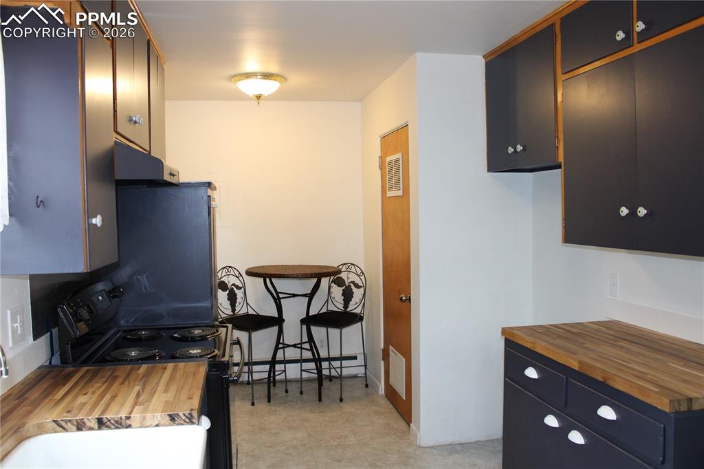 Image 7 of 24: Kitchen