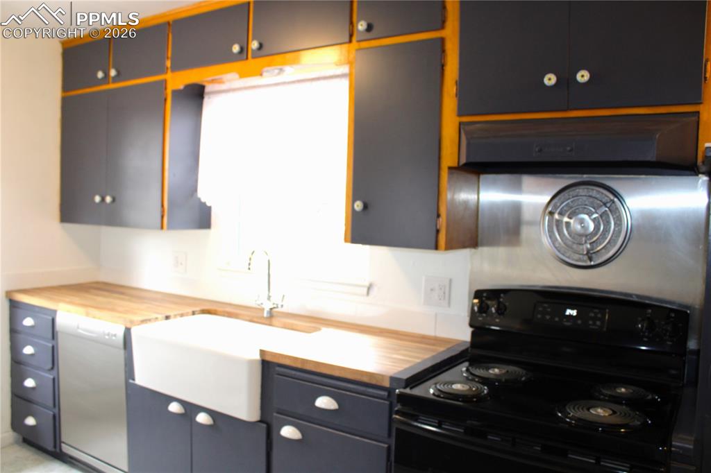 Image 9 of 24: Kitchen