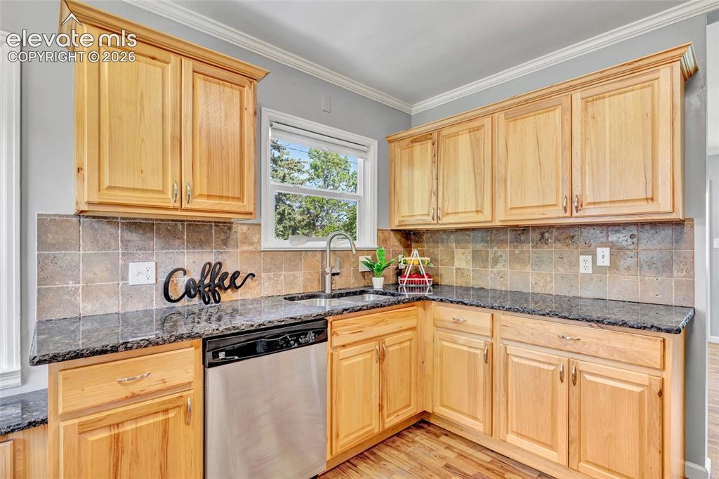 Image 11 of 39: Granite countertops, stainless steel appliances