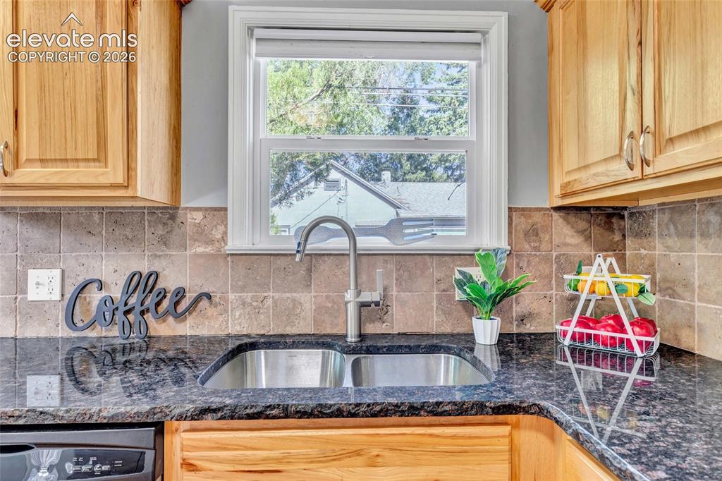 Image 12 of 39: Granite countertops, stainless steel appliances