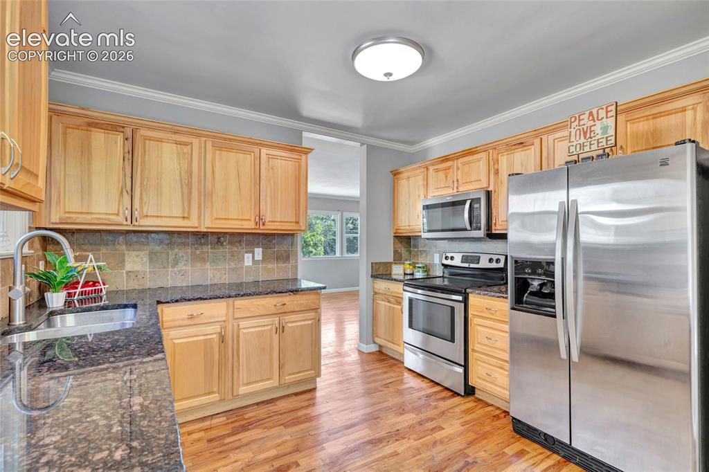 Image 13 of 39: Granite countertops, stainless steel appliances