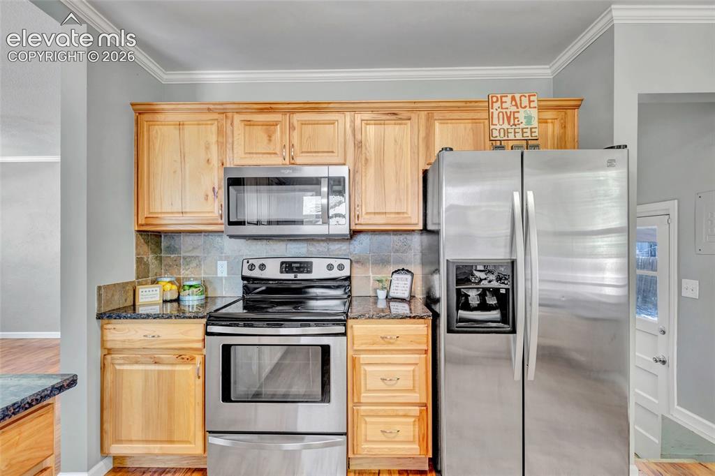 Image 14 of 39: Granite countertops, stainless steel appliances