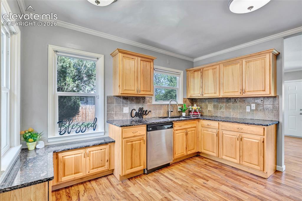 Image 2 of 39: Granite countertops, stainless steel appliances