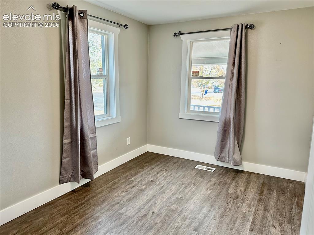 Image 10 of 20: Bedroom