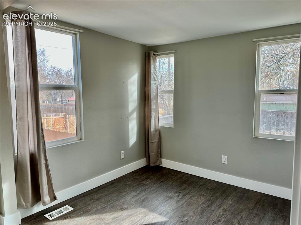 Image 13 of 20: Bedroom