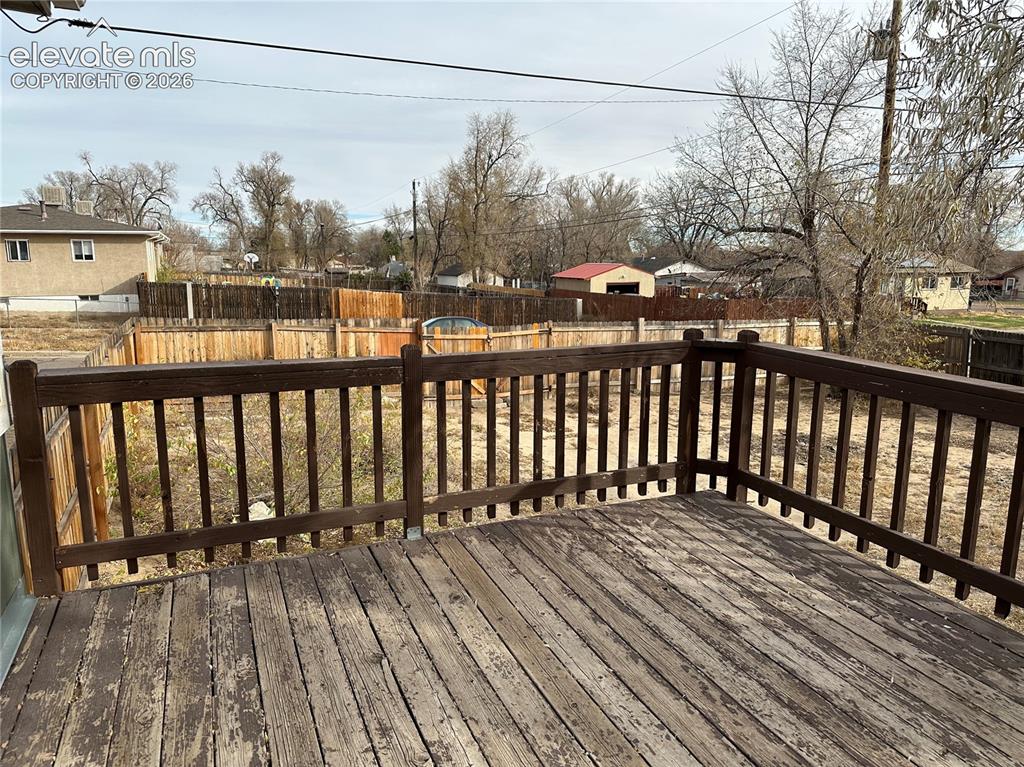Image 14 of 20: Deck