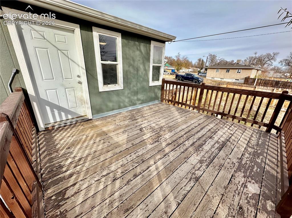 Image 19 of 20: Deck