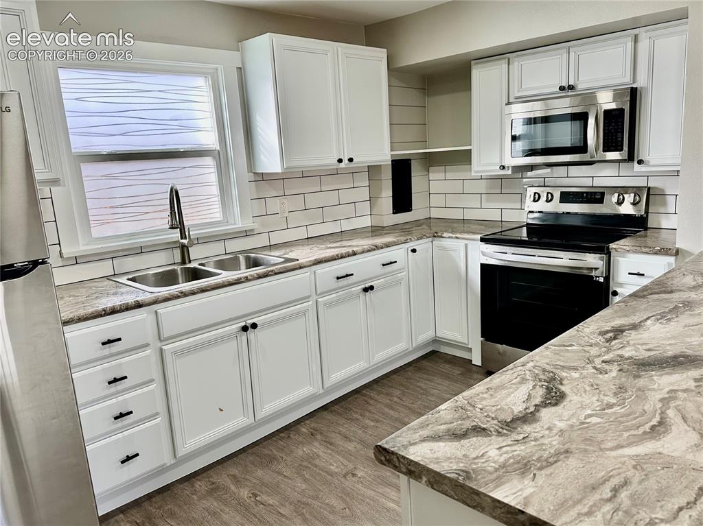 Image 6 of 20: Kitchen