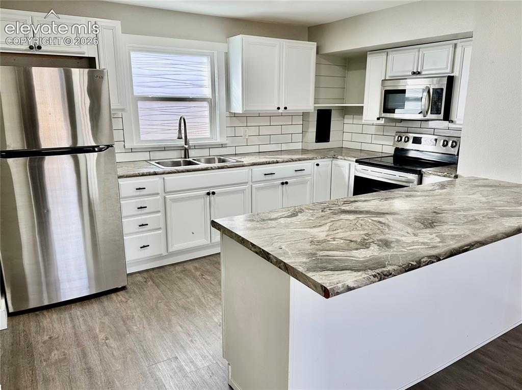 Image 7 of 20: Kitchen