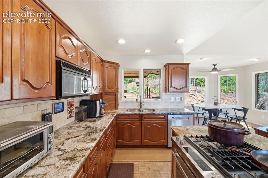 Image 13 of 50: Kitchen