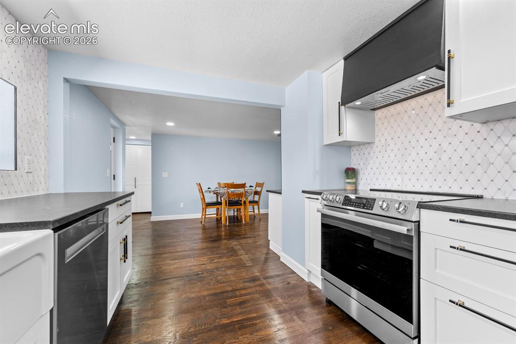 Image 17 of 50: Kitchen