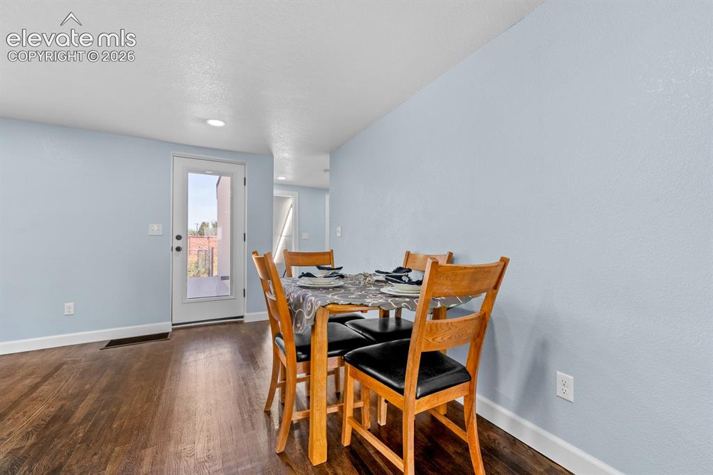 Image 21 of 50: Dining Area