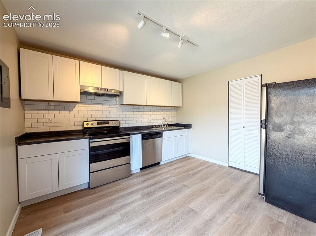 Image 10 of 45: Kitchen