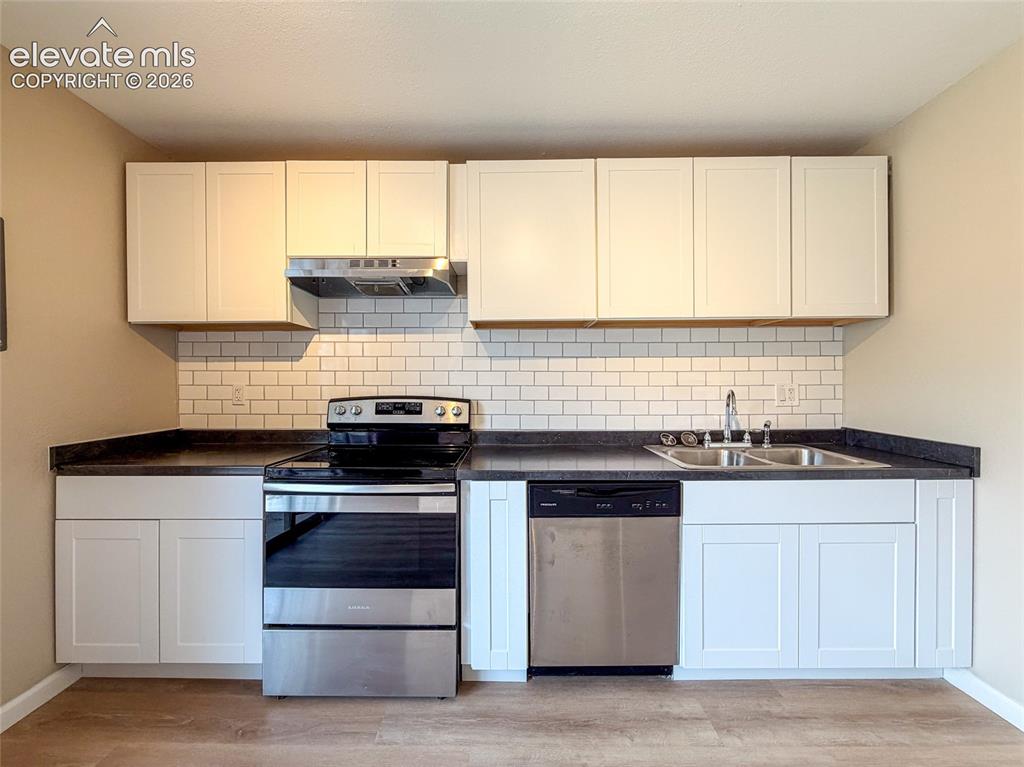 Image 11 of 45: Kitchen