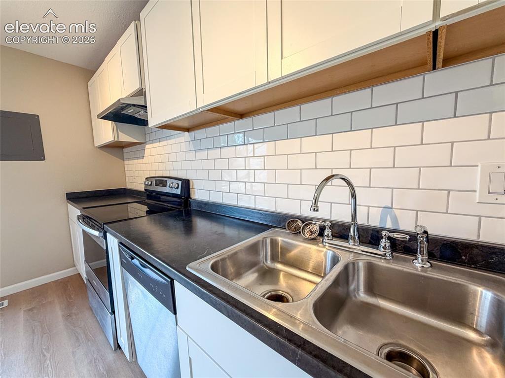 Image 12 of 45: Kitchen