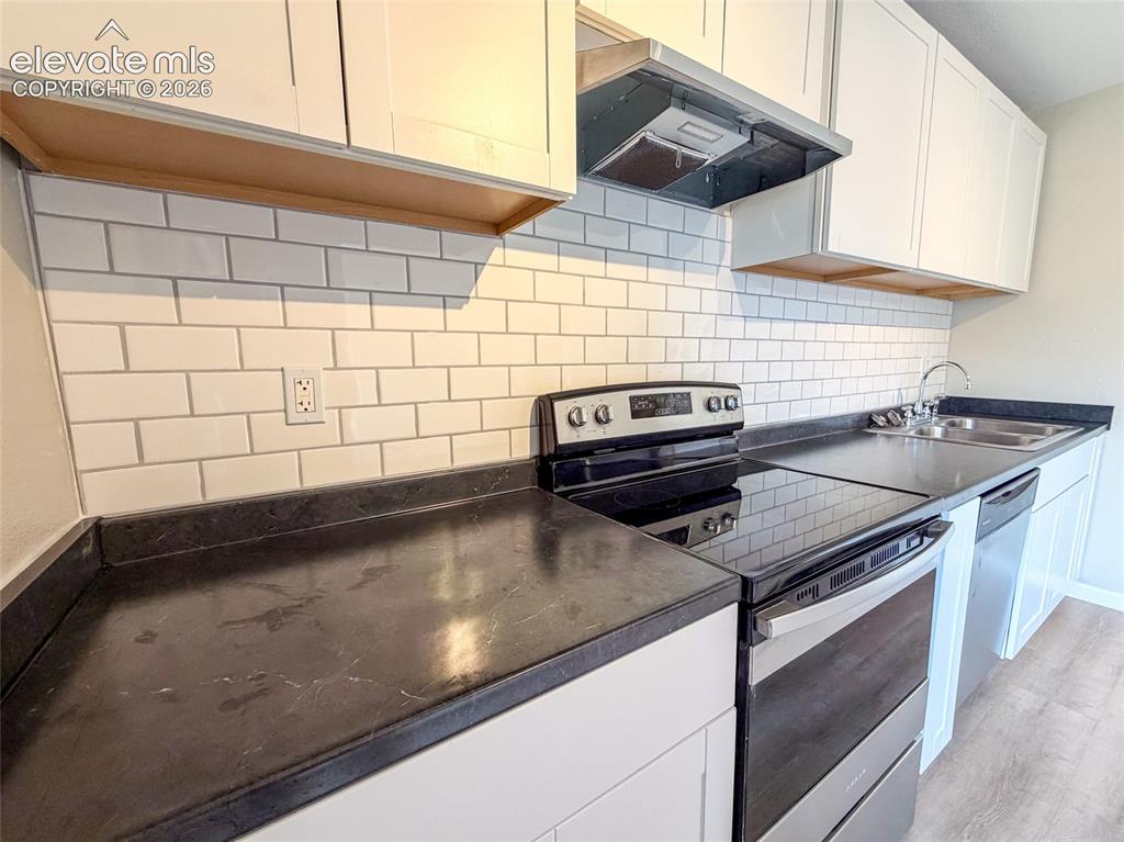 Image 13 of 45: Kitchen