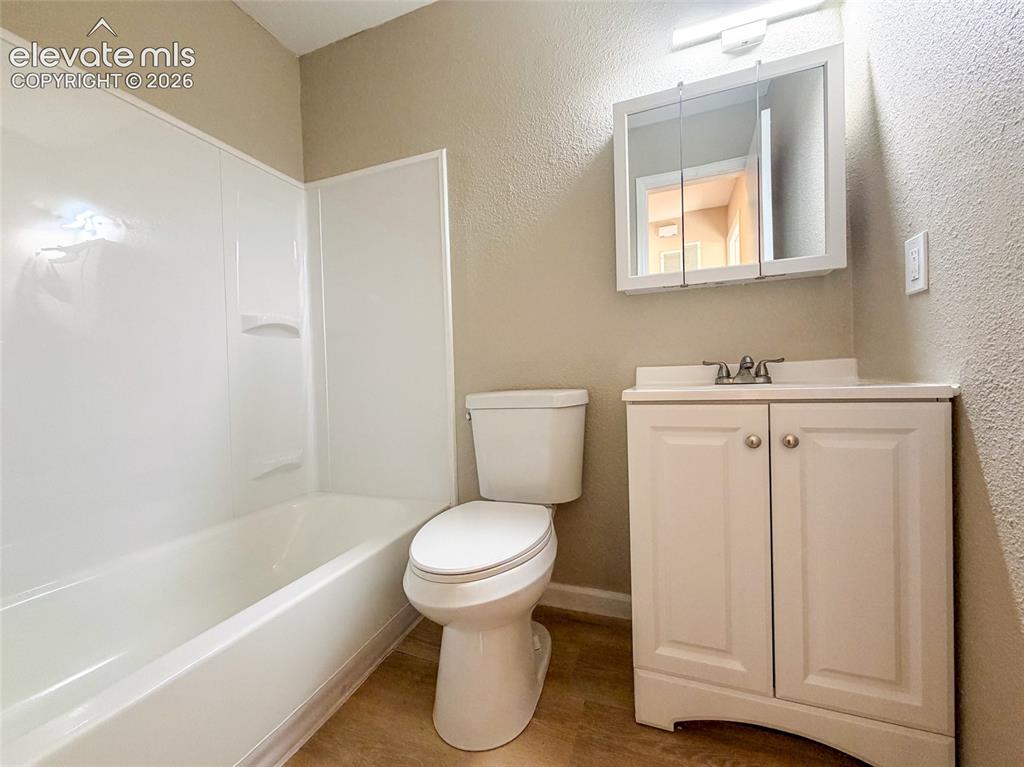 Image 22 of 45: Bathroom