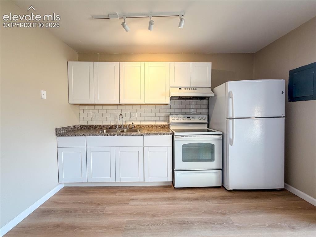 Image 33 of 45: Kitchen