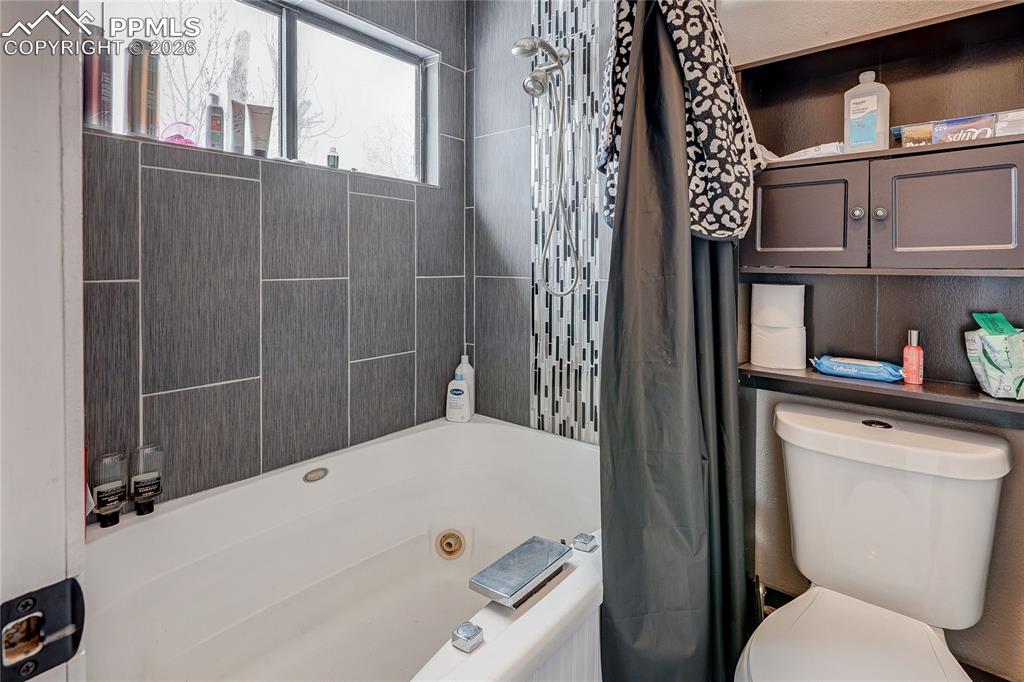 Image 14 of 39: Bathroom